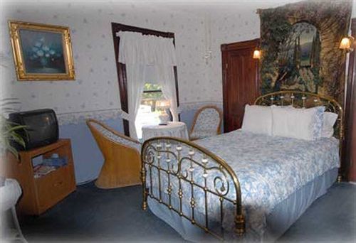 The Lion And The Rose Bed & Breakfast Whitefield Εξωτερικό φωτογραφία